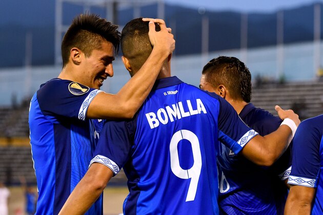 El Salvador's Nelson Bonilla (C) celebrates with his teammates after scoring a goal during the 2019 Concacaf Gold Cup match between Curacao and El Salvador, on June 17, 2019 at Independence Park in Kingston. (Photo by CHANDAN KHANNA / AFP)        (Photo credit should read CHANDAN KHANNA/AFP/Getty Images)