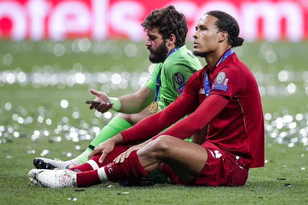 MADRID, SPAIN - JUNE 1: (L-R) Alisson Becker of Liverpool FC, Virgil van Dijk of Liverpool FC during the UEFA Champions League  match between Tottenham Hotspur v Liverpool at the Wanda Metropolitano on June 1, 2019 in Madrid Spain (Photo by David S. Bustamante/Soccrates/Getty Images)