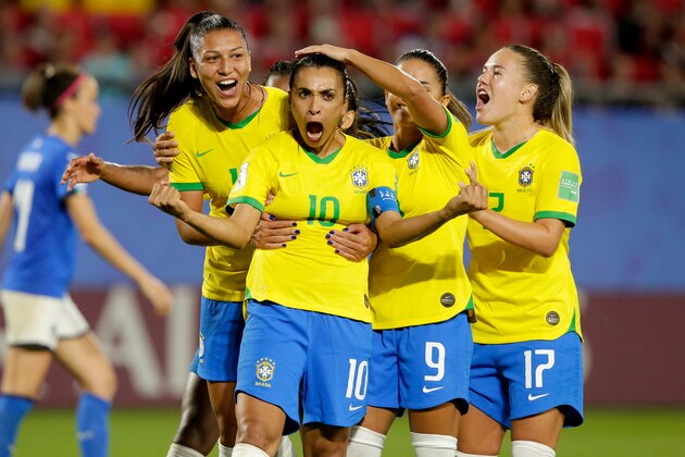 VALENCIENNES, FRANCE - JUNE 18: (L-R) Marta of Brazil Women, Debinha of Brazil Women, Andressinha of Brazil Women celebrate 1-0 during the  World Cup Women  match between Italy  v Brazil  at the Stade du Hainaut on June 18, 2019 in Valenciennes France (Photo by Rico Brouwer/Soccrates/Getty Images)
