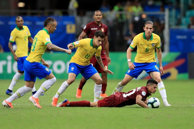 SALVADOR, BRAZIL - JUNE 18: Ronald Hernández of Venezuela falls down as he fights for the ball with Philippe Coutinho of Brazil during the Copa America Brazil 2019 group A match between Brazil and Venezuela at Arena Fonte Nova on June 18, 2019 in Salvador, Brazil. (Photo by Buda Mendes/Getty Images)