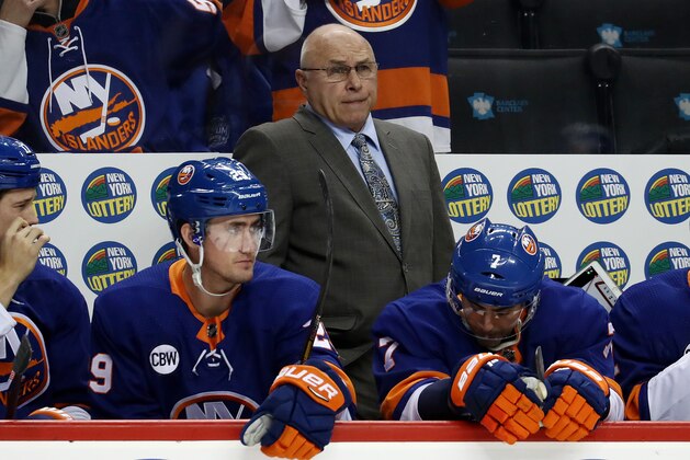 NEW YORK, NEW YORK - NOVEMBER 26: Head Coach Barry Trotz of the New York Islanders instructs his team against the Washington Capitals during their game at the Barclays Center on November 26, 2018 in New York City. (Photo by Al Bello/Getty Images)