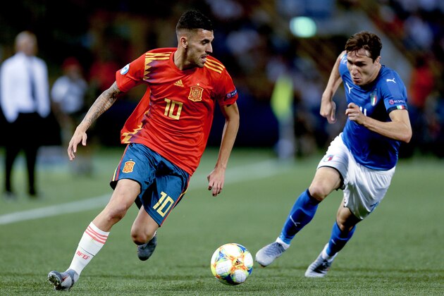 BOLOGNA, ITALY - JUNE 16: (L-R) Dani Ceballos of Spain U21, Federico Chiesa of Italy U21  during the  EURO U21 match between Italy  v Spain  at the Stadio Renato Dall'Ara (Bologna) on June 16, 2019 in Bologna Italy (Photo by Danilo Di Giovanni/Soccrates/Getty Images)