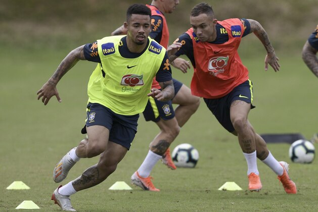 Brazil's forward Gabriel Jesus (L) and Brazil's forward Everton train during a practice session in Salvador, Bahia, Brazil, on June 19, 2019, ahead of the Copa America Group A football match against Peru to be held in Sao Paulo on June 22. (Photo by JUAN MABROMATA / AFP)        (Photo credit should read JUAN MABROMATA/AFP/Getty Images)