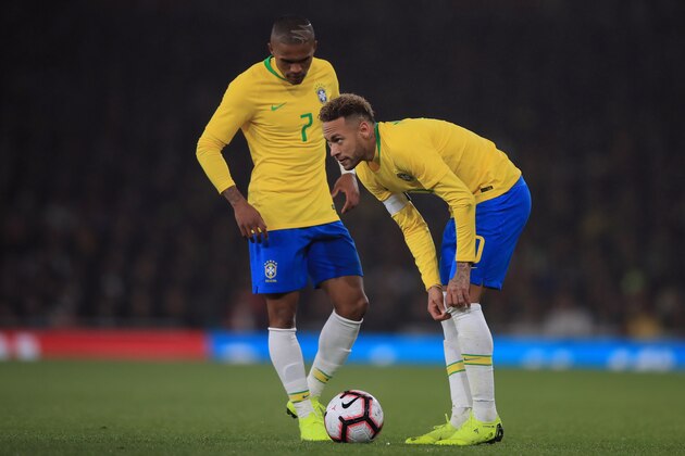 LONDON, ENGLAND - NOVEMBER 16: Neymar and Douglas Costa of Brazil during the International Friendly between Brazil and Uruguay at Emirates Stadium on November 16, 2018 in London, England. (Photo by Marc Atkins/Getty Images)