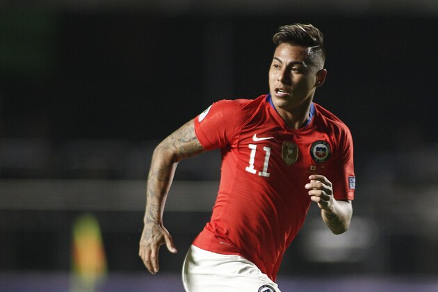 Chile's Eduardo Vargas runs the field during a Copa America football tournament Group C match between Chile and Japan at the Cicero Pompeu de Toledo Stadium, also known as Morumbi, in Sao Paulo, Brazil, on June 17, 2019. (Photo by Miguel SCHINCARIOL / AFP)        (Photo credit should read MIGUEL SCHINCARIOL/AFP/Getty Images)