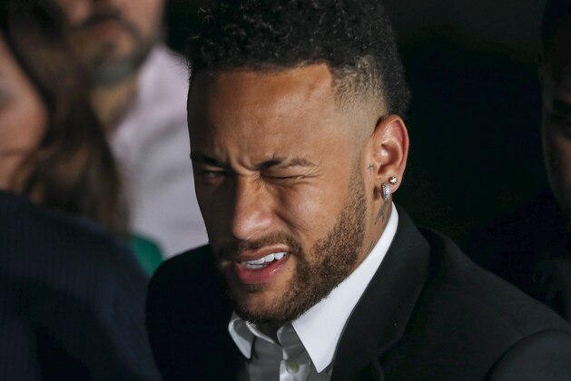 TOPSHOT - Brazilian football player Neymar (C) winks an eye as he leaves on crutches from the Women's Defence Precinct in Sao Paulo, Brazil, on June 13, 2019, after testifying due to Brazilian Najila Trindade filed a complaint against him on May 31, saying he assaulted her after inviting her to visit him in Paris. - Brazilian police said on Thursday they had filed a defamation suit against the woman who has accused football star Neymar of rape, after she insinuated the force was corrupt. (Photo by Nelson Almeida / AFP)        (Photo credit should read NELSON ALMEIDA/AFP/Getty Images)