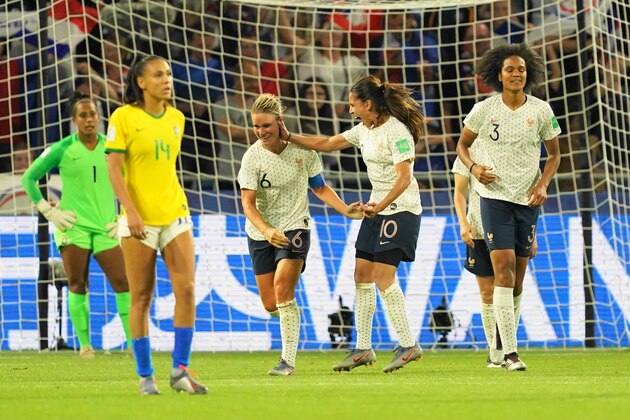 LE HAVRE, FRANCE - JUNE 23: Players of France celebrate Amandine Henry's goal during the 2019 FIFA Women's World Cup France Round Of 16 match between France and Brazil at Stade Oceane on June 23, 2019 in Le Havre, France. (Photo by Daniela Porcelli/Getty Images) LE HAVRE, FRANCE - JUNE 23: Players of France celebrate Amandine Henry's goal during the 2019 FIFA Women's World Cup France Round Of 16 match between France and Brazil at Stade Oceane on June 23, 2019 in Le Havre, France. (Photo by Daniela Porcelli/Getty Images)