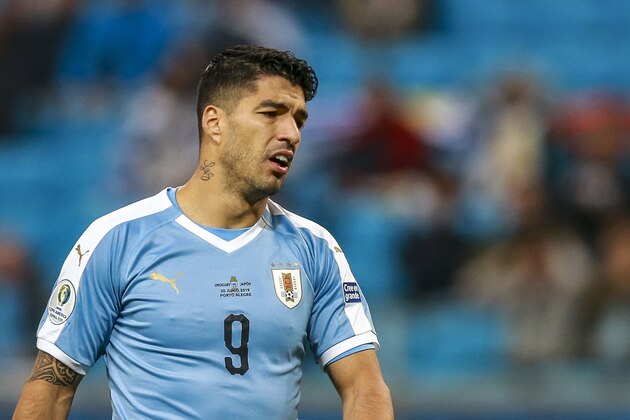 PORTO ALEGRE, BRAZIL - JUNE 20: Luis Suarez of Uruguay reacts after missing a chance during the Copa America Brazil 2019 group C match between Uruguay and Japan at Arena do Gremio on June 20, 2019 in Porto Alegre, Brazil. (Photo by Alessandra Cabral/Getty Images)