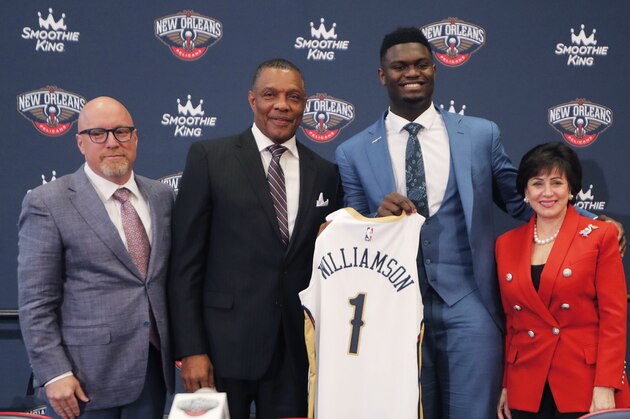 New Orleans Pelicans first-round draft pick Zion Williamson, second from right, poses with, left to right, Pelicans executive vice president of basketball operations David Griffin, coach Alvin Gentry, and team owner Gayle Benson, at his introductory news conference at the NBA basketball team's practice facility in Metairie, La., Friday, June 21, 2019. (AP Photo/Gerald Herbert)