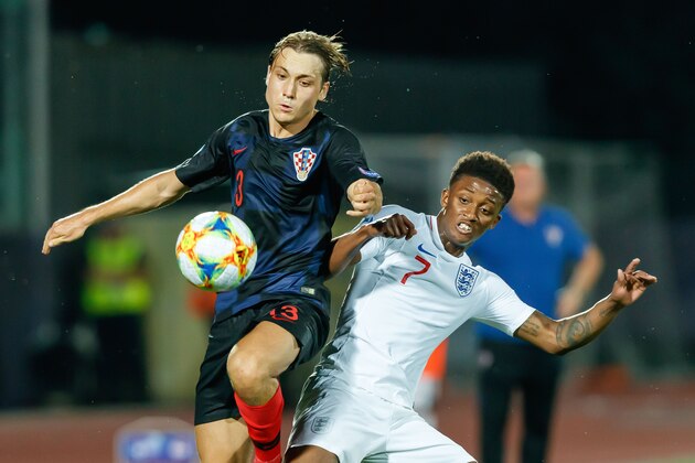 SERRAVALLE, ITALY - JUNE 24: Lovro Majer of Croatia and Demarai Gray of England battle for the ball during the 2019 UEFA U-21 Group C match between Croatia and England at San Marino Stadium on June 24, 2019 in Serravalle, Italy. (Photo by TF-Images/Getty Images)
