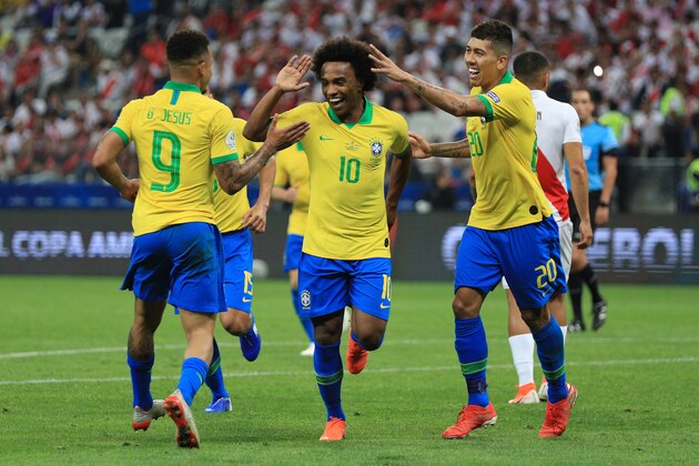 SAO PAULO, BRAZIL - JUNE 22: Willian of Brazil celebrates after scoring the fifth goal of his team during the Copa America Brazil 2019 group A match between Peru and Brazil at Arena Corinthians on June 22, 2019 in Sao Paulo, Brazil. (Photo by Buda Mendes/Getty Images)