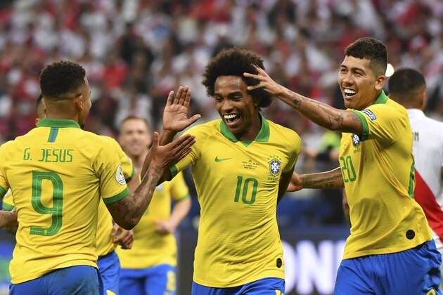 Brazil's Willian (C) celebrates with teammates Gabriel Jesus (L) and Roberto Firmino after scoring against Peru during their Copa America football tournament group match at the Corinthians Arena in Sao Paulo, Brazil, on June 22, 2019. (Photo by Nelson ALMEIDA / AFP)        (Photo credit should read NELSON ALMEIDA/AFP/Getty Images)
