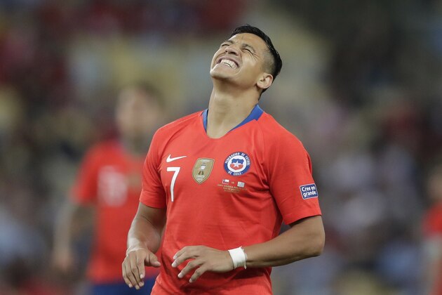 Chile's Alexis Sanchez reacts after missing a chance to score against Uruguay during a Copa America Group C soccer match at the Maracana stadium in Rio de Janeiro, Brazil, Monday, June 24, 2019. (AP Photo/Silvia Izquierdo)