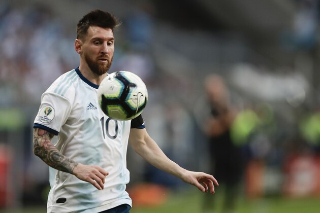 PORTO ALEGRE, BRAZIL - JUNE 23: Lionel Messi of Argentina controls the ball during the Copa America Brazil 2019 group B match between Qatar and Argentina at Arena do Gremio on June 23, 2019 in Porto Alegre, Brazil. (Photo by Gustavo Ortiz/Jam Media/Getty Images)