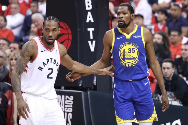 TORONTO, CANADA - JUNE 10:  Kawhi Leonard #2 of the Toronto Raptors defends Kevin Durant #35 of the Golden State Warriors during Game Five of the NBA Finals on June 10, 2019 at Scotiabank Arena in Toronto, Ontario, Canada. NOTE TO USER: User expressly acknowledges and agrees that, by downloading and/or using this photograph, user is consenting to the terms and conditions of the Getty Images License Agreement. Mandatory Copyright Notice: Copyright 2019 NBAE (Photo by Joe Murphy/NBAE via Getty Images)