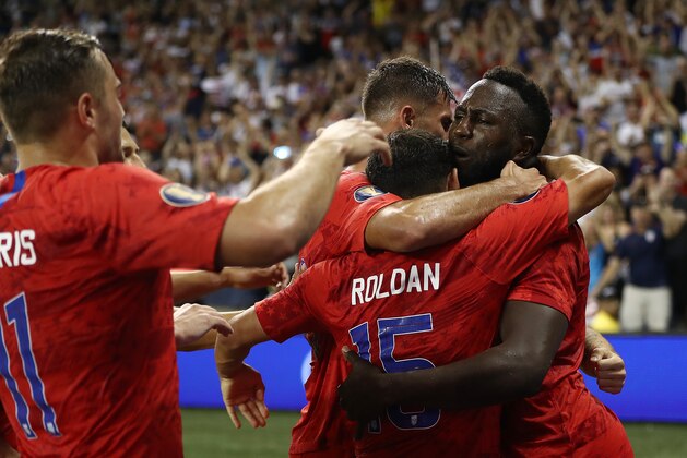 KANSAS CITY, KANSAS - JUNE 26:  Jozy Altidore #17 of the United States is congratulated by teammates after scoring during the second half of the CONCACAF Gold Cup match against Panama at Children's Mercy Park on June 26, 2019 in Kansas City, Kansas. (Photo by Jamie Squire/Getty Images)
