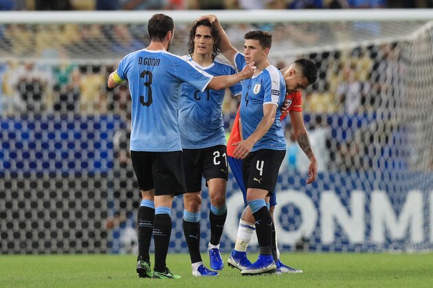 RIO DE JANEIRO, BRAZIL - JUNE 24: Diego Godin, Edinson Cavani and Giovanni Gonzalez of Uruguay celebrate after winning the Copa America Brazil 2019 group C match between Chile and Uruguay at Maracana Stadium on June 24, 2019 in Rio de Janeiro, Brazil. (Photo by Buda Mendes/Getty Images)