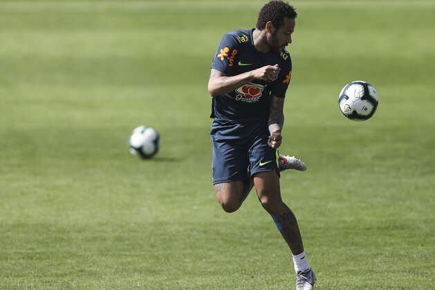 TERESOPOLIS, BRAZIL - JUNE 01: Neymar Jr controls the ball during a training session of the Brazilian national football team at the squad's Granja Comary training complex on June 01, 2019 in Teresopolis, Brazil. (Photo by Buda Mendes/Getty Images)