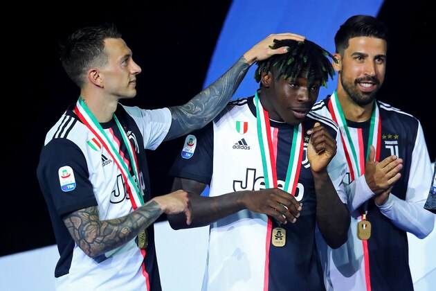TURIN, ITALY - MAY 19: Federico Bernadeschi of Juventus greets team-mate Moise Kean following the Serie A match between Juventus and Atalanta BC at Allianz Stadium on May 19, 2019 in Turin, Italy. (Photo by Chris Brunskill/Fantasista/Getty Images)