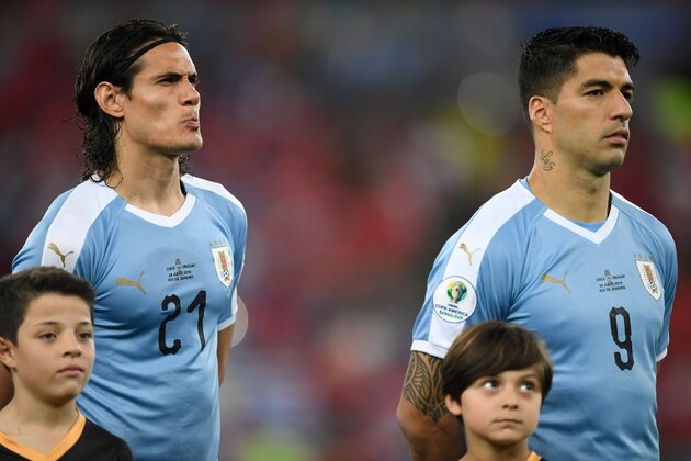 Uruguay's Edinson Cavani (L) and Luis Suarez listen lo the national anthems before their Copa America football tournament group match against Chile at Maracana Stadium in Rio de Janeiro, Brazil, on June 24, 2019. (Photo by Mauro PIMENTEL / AFP)        (Photo credit should read MAURO PIMENTEL/AFP/Getty Images)