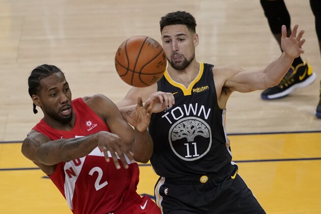 Toronto Raptors forward Kawhi Leonard (2) passes the ball in front of Golden State Warriors guard Klay Thompson (11) during the second half of Game 4 of basketball's NBA Finals in Oakland, Calif., Friday, June 7, 2019. (AP Photo/Tony Avelar)