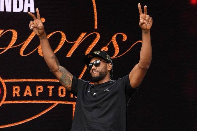 TORONTO, ON - JUNE 17:  Kawhi Leonard #2 of the Toronto Raptors acknowledges the crowd during the Toronto Raptors Championship Victory Parade on June 17, 2019 in Toronto, Ontario. NOTE TO USER: User expressly acknowledges and agrees that, by downloading and/or using this photograph, user is consenting to the terms and conditions of Getty Images License Agreement. Mandatory Copyright Notice: Copyright 2019 NBAE (Photo by Ron Turenne/NBAE via Getty Images)