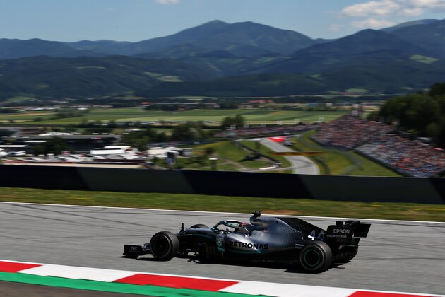 SPIELBERG, AUSTRIA - JUNE 28: Lewis Hamilton of Great Britain driving the (44) Mercedes AMG Petronas F1 Team Mercedes W10 on track during practice for the F1 Grand Prix of Austria at Red Bull Ring on June 28, 2019 in Spielberg, Austria. (Photo by Charles Coates/Getty Images)