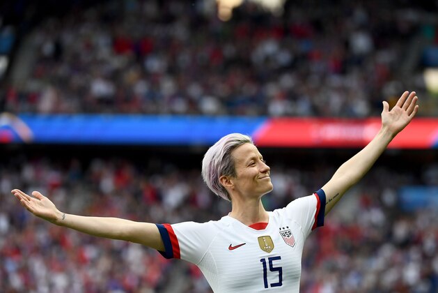 TOPSHOT - United States' forward Megan Rapinoe celebrates scoring her team's first goal during the France 2019 Women's World Cup quarter-final football match between France and United States, on June 28, 2019, at the Parc des Princes stadium in Paris. (Photo by FRANCK FIFE / AFP)        (Photo credit should read FRANCK FIFE/AFP/Getty Images)