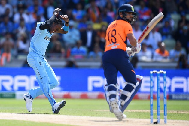 BIRMINGHAM, ENGLAND - JUNE 30:  Jofra Archer of England reacts as Joe Root of England misses an opportunity for a catch to dismiss Virat Kohli of India during the Group Stage match of the ICC Cricket World Cup 2019 between England and India at Edgbaston on June 30, 2019 in Birmingham, England. (Photo by Clive Mason/Getty Images)