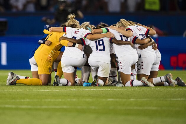PARIS, FRANCE - JUNE 28: United States (USA) players celebrates after defeat France during the 2019 FIFA Women's World Cup France Quarter Final match between France and USA at Parc des Princes on June 28, 2019 in Paris, France. (Photo by Marcio Machado/Getty Images)