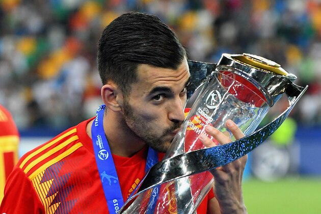 UDINE, ITALY - JUNE 30:  Dani Ceballos of Spain celebrates the victory with the trophy at the end the 2019 UEFA U-21 Final between Spain and Germanyat Stadio Friuli on June 30, 2019 in Udine, Italy.  (Photo by Alessandro Sabattini/Getty Images)