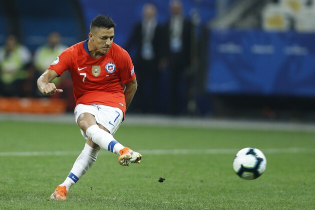 Chile's Alexis Sanchez kicks to score the winning penalty shoot during a Copa America quarterfinal soccer match against Colombia at the Arena Corinthians in Sao Paulo, Brazil, Friday, June 28, 2019. Chile beat Colombia 5-4 on penalties after the match ended 0-0. (AP Photo/Victor R. Caivano)