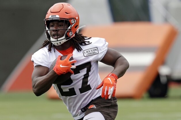 Cleveland Browns running back Kareem Hunt runs the ball during an NFL football organized team activity session at the team's training facility, Thursday, May 30, 2019, in Berea, Ohio. (AP Photo/Tony Dejak)