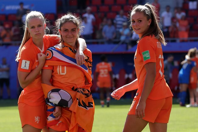 VALENCIENNES, FRANCE - JUNE 29: (L-R) Kika van Es of Holland Women, Danielle van de Donk of Holland Women, Lieke Martens of Holland Women celebrates the victory during the  World Cup Women  match between Italy  v Holland  at the Stade du Hainaut on June 29, 2019 in Valenciennes France (Photo by Eric Verhoeven/Soccrates/Getty Images)
