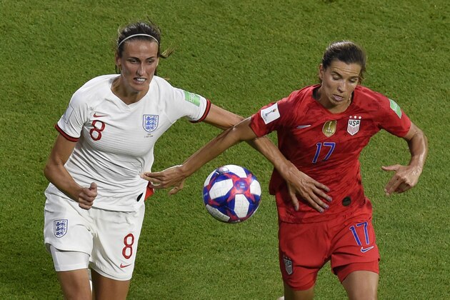 England's midfielder Jill Scott (L) vies with United States' forward Tobin Heath during the France 2019 Women's World Cup semi-final football match between England and USA, on July 2, 2019, at the Lyon Satdium in Decines-Charpieu, central-eastern France. (Photo by Jean-Philippe KSIAZEK / AFP)        (Photo credit should read JEAN-PHILIPPE KSIAZEK/AFP/Getty Images)