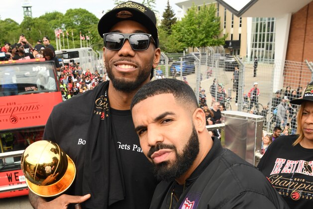 TORONTO, ON - JUNE 17: Kawhi Leonard #2 of the Toronto Raptors poses for a photograph with Rapper, Drake during the Toronto Raptors Championship Victory Parade on June 17, 2019 in Toronto, Ontario. NOTE TO USER: User expressly acknowledges and agrees that, by downloading and/or using this photograph, user is consenting to the terms and conditions of Getty Images License Agreement. Mandatory Copyright Notice: Copyright 2019 NBAE (Photo by Ron Turenne/NBAE via Getty Images)