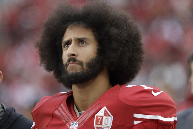 ARCHIVO - En imagen de archivo del 11 de diciembre de 2016, el quarterback Colin Kaepernick, de los 49ers de San Francisco, observa las acciones del partido ante los Jets de Nueva York en Santa Clara, California. (AP Foto/Marcio Jose Sanchez, archivo)