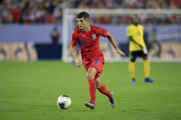 NASHVILLE, TENNESSEE - JULY 03:  Christian Pulisic #10 of United States controls the ball against Jamaica in the semifinal game of the 2019 CONCACAF Gold Cup at Nissan Stadium on July 03, 2019 in Nashville, Tennessee. (Photo by Andy Lyons/Getty Images)