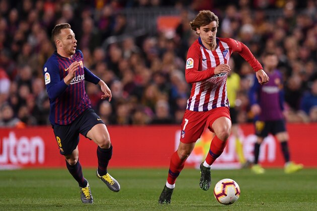 BARCELONA, SPAIN - APRIL 06:  Antoine Griezmann of Atletico Madrid is chased by Arthur of Barcelona during the La Liga match between FC Barcelona and  Club Atletico de Madrid at Camp Nou on April 06, 2019 in Barcelona, Spain. (Photo by Alex Caparros/Getty Images)
