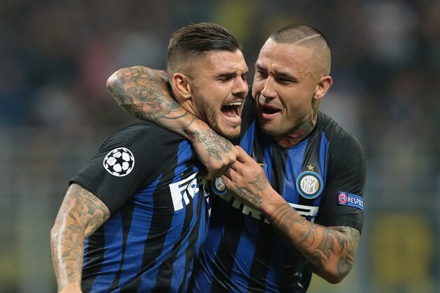 MILAN, ITALY - SEPTEMBER 18:  Mauro Emanuel Icardi (L) of FC Internazionale celebrates his goal with his team-mate Radja Nainggolan during the Group B match of the UEFA Champions League between FC Internazionale and Tottenham Hotspur at San Siro Stadium on September 18, 2018 in Milan, Italy.  (Photo by Emilio Andreoli/Getty Images)