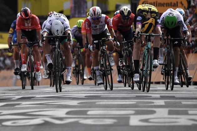 Duthc rider Mike Teunissen (2ndR) sprints with Slovak rider Peter Sagan (2ndL) to win the first stage of the 106th edition of the Tour de France cycling race between Brussels and Brussels, Belgium, on July 6, 2019. (Photo by Marco Bertorello / AFP)        (Photo credit should read MARCO BERTORELLO/AFP/Getty Images)