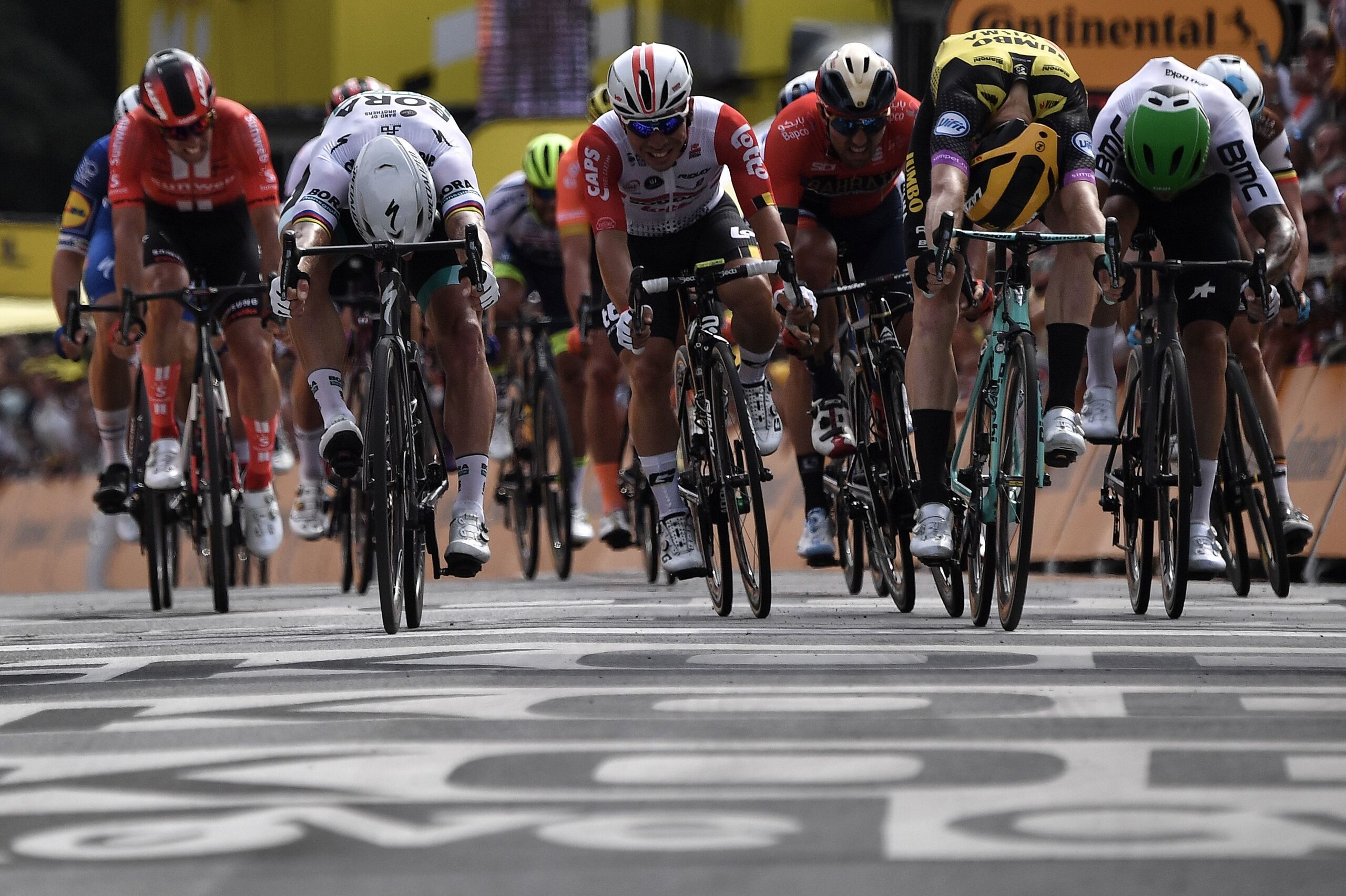 Duthc rider Mike Teunissen (2ndR) sprints with Slovak rider Peter Sagan (2ndL) to win the first stage of the 106th edition of the Tour de France cycling race between Brussels and Brussels, Belgium, on July 6, 2019. (Photo by Marco Bertorello / AFP)        (Photo credit should read MARCO BERTORELLO/AFP/Getty Images)