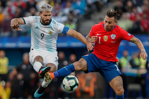 Argentina's Sergio Aguero (L) and Chile's Eduardo Vargas vie for the ball during their Copa America football tournament third-place match at the Corinthians Arena in Sao Paulo, Brazil, on July 6, 2019. (Photo by Miguel SCHINCARIOL / AFP)        (Photo credit should read MIGUEL SCHINCARIOL/AFP/Getty Images)