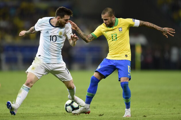 BELO HORIZONTE, BRAZIL - JULY 02: Lionel Messi of Argentina fights for the ball with Dani Alves of Brazil during the Copa America Brazil 2019 Semi Final match between Brazil and Argentina at Mineirao Stadium on July 02, 2019 in Belo Horizonte, Brazil. (Photo by Juliana Flister/Getty Images)
