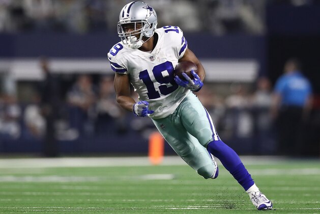 ARLINGTON, TEXAS - JANUARY 05: Amari Cooper #19 of the Dallas Cowboys runs the ball after a catch against the Seattle Seahawks in the second half during the Wild Card Round at AT&T Stadium on January 05, 2019 in Arlington, Texas. (Photo by Ronald Martinez/Getty Images)