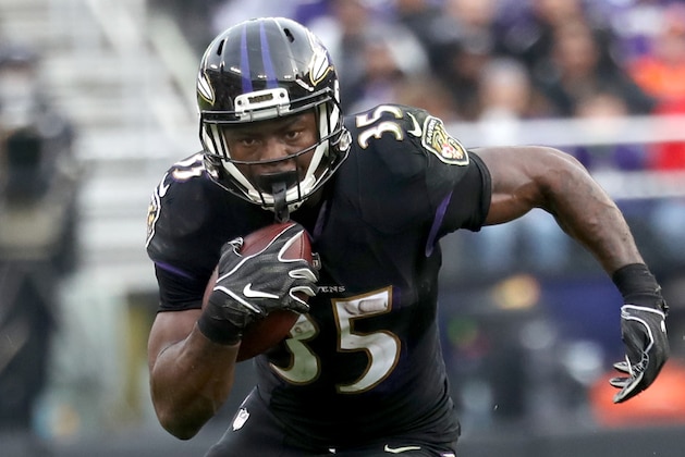 BALTIMORE, MD - NOVEMBER 18: Running back Gus Edwards #35 of the Baltimore Ravens carries the ball against the Cincinnati Bengals in the second half at M&T Bank Stadium on November 18, 2018 in Baltimore, Maryland. (Photo by Rob Carr/Getty Images)