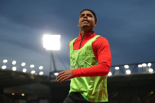 WATFORD, ENGLAND - APRIL 23: Mario Lemina of Southampton warms up during the Premier League match between Watford FC and Southampton FC at Vicarage Road on April 23, 2019 in Watford, United Kingdom. (Photo by Marc Atkins/Getty Images)