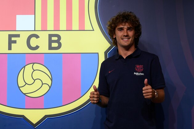 TOPSHOT - Barcelona's new French forward Antoine Griezmann poses during a photocall in Barcelona on July 13, 2019 on the eve of his official presentation by the Spanish football club. (Photo by LLUIS GENE / AFP) (Photo credit should read LLUIS GENE/AFP/Getty Images) TOPSHOT - Barcelona's new French forward Antoine Griezmann poses during a photocall in Barcelona on July 13, 2019 on the eve of his official presentation by the Spanish football club. (Photo by LLUIS GENE / AFP) (Photo credit should read LLUIS GENE/AFP/Getty Images)