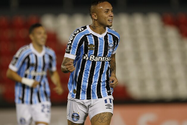 Everton Sousa Soares of Brazil's Gremio celebrates after scoring against Paraguay's Libertad during a Copa Libertadores soccer game, in Asuncion, Paraguay, Tuesday, April 23, 2019. (AP Photo/Jorge Saenz)