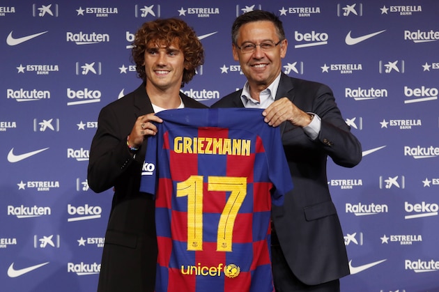 BARCELONA, SPAIN - JULY 14: President Josep Maria Bartomeu of FC Barcelona and Antoine Griezmann of FC Barcelona present Griezmann's jersey during the press conference of FC Barcelona at Camp Nou on July 14, 2019 in Barcelona, Spain. (Photo by TF-Images/TF-Images via Getty Images)